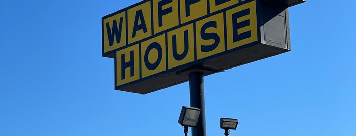 Waffle House is one of Tempat yang Disukai Charles.