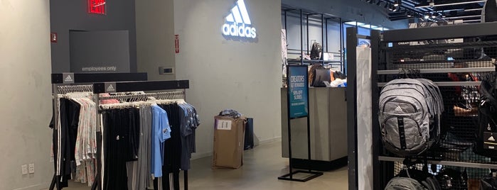 adidas is one of Carlosさんのお気に入りスポット.