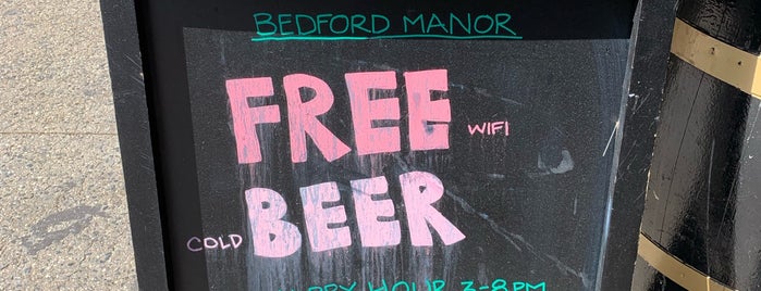 Bedford Manor is one of Lugares favoritos de Cindy.