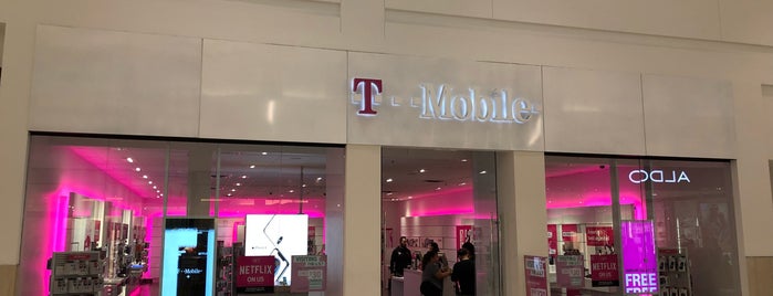T-Mobile is one of สถานที่ที่ Priscila ถูกใจ.