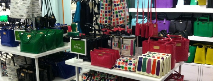 kate spade new york outlet is one of Lugares favoritos de Leah.
