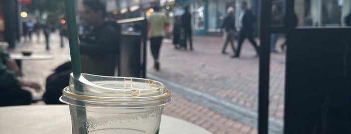 Starbucks is one of Samさんのお気に入りスポット.