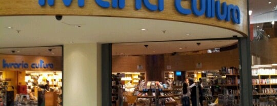 Livraria Cultura is one of Adrianaさんのお気に入りスポット.