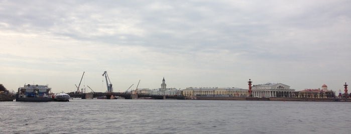 Neva River is one of Санкт-Петербург.