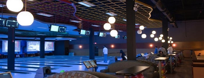 Strike Ten Lanes and Lounge is one of Tempat yang Disukai Justin.