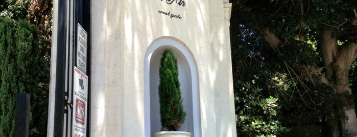 Bel Air East Gate is one of Lugares favoritos de Paul.