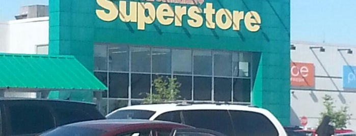 Real Canadian Superstore is one of Locais curtidos por Jon.