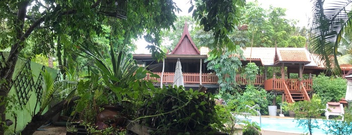 Harry's Bungalows and Restaurant is one of Samui.