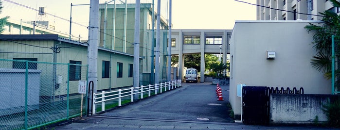 山梨県立 都留高等学校 is one of Orte, die Sigeki gefallen.