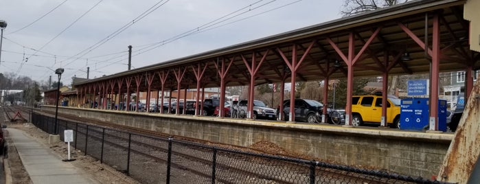 Metro North - New Canaan Station is one of New Haven Line & Northeast Corridor (Metro-North).