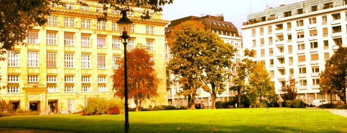 Campus der Universität Wien - Altes AKH is one of Posti che sono piaciuti a Veysel.