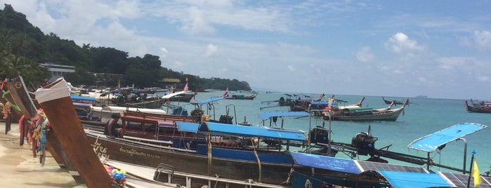 Phi Phi Islands is one of Ler'in Beğendiği Mekanlar.