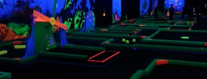 Tee To Green Mini Golf is one of Lugares favoritos de Lizzie.