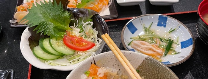 Sushi Den is one of Orte, die Marisa gefallen.