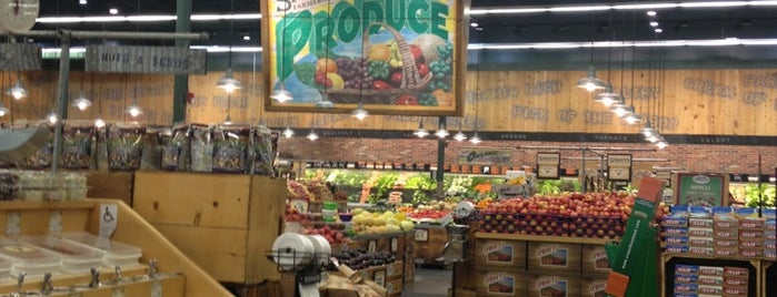 Sprouts Farmers Market is one of Lugares favoritos de George.