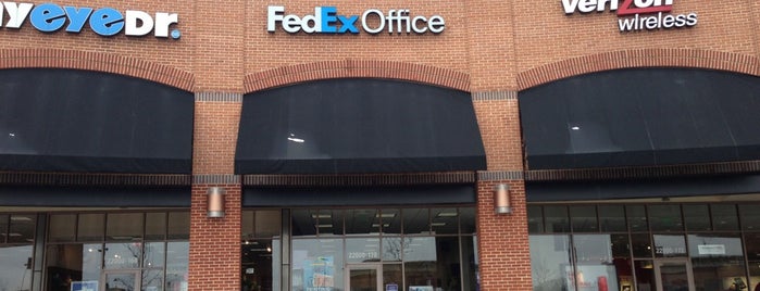 FedEx Office Print & Ship Center is one of Lugares favoritos de Aaron.