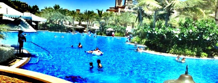 Al Qasr Pool - Madinat Jumeirah is one of Orte, die Carmen gefallen.