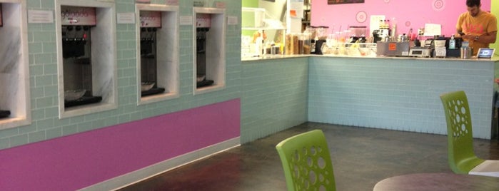 YogoLaada  - Frozen Yogurt & Cereal Bar is one of สถานที่ที่บันทึกไว้ของ ghettofashnista.