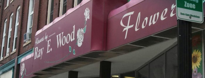 Wood’s Floral & Gifts is one of Maria’s Liked Places.