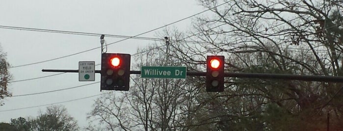 N Druid Hills Rd & Willivee Dr is one of Lugares favoritos de Chester.