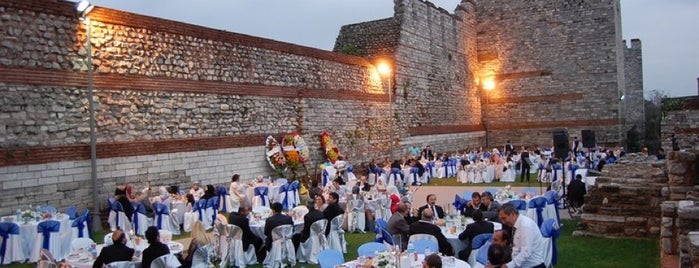 Topkapı Sosyal Tesisleri is one of Lieux qui ont plu à Mustafa.