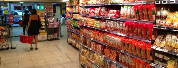 Carrefour Market is one of Tempat yang Disukai Piotr.
