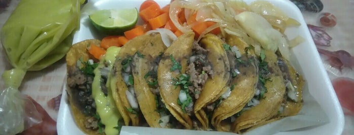 Tacos Y Tortas La Güera is one of สถานที่ที่ Lore ถูกใจ.