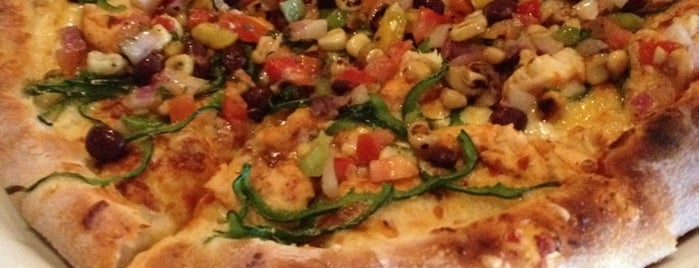 California Pizza Kitchen is one of Tempat yang Disukai Lee.