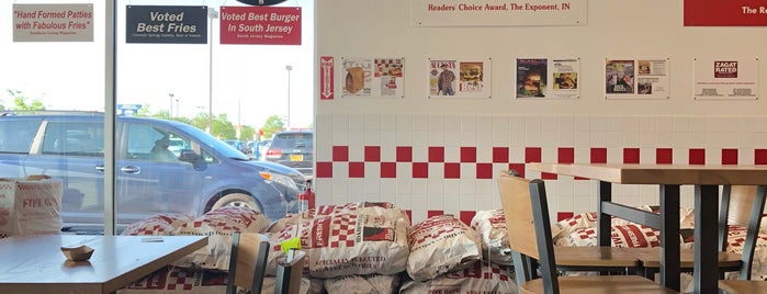 Five Guys is one of Orte, die Lizzie gefallen.