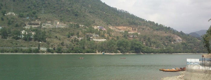 Bhimtal Lake is one of Lieux qui ont plu à Apoorv.