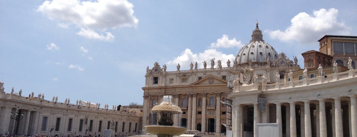Saint Peter's Square is one of Rome Trip - Planning List.