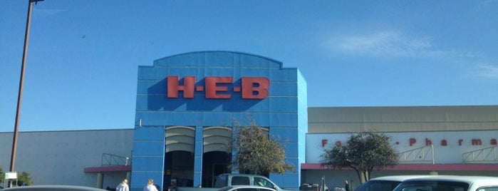 H-E-B is one of Orte, die Angelle gefallen.