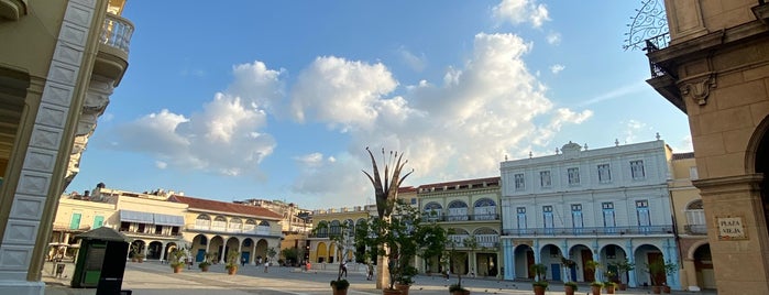 Plaza Vieja is one of Tempat yang Disukai Carl.
