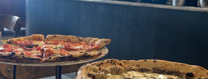 L’Antica Pizzeria da Michele is one of Lugares guardados de راء.