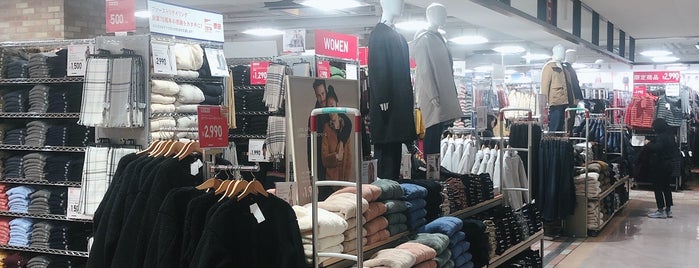 UNIQLO is one of 近所.