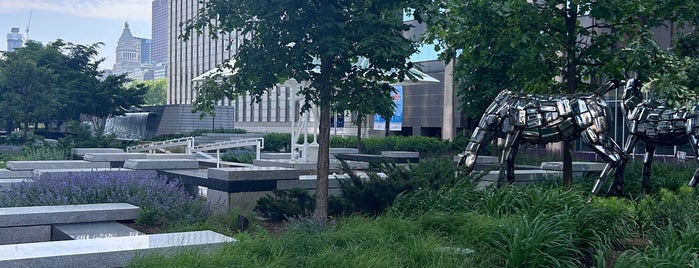 Aon Center Courtyard is one of Work Commute.