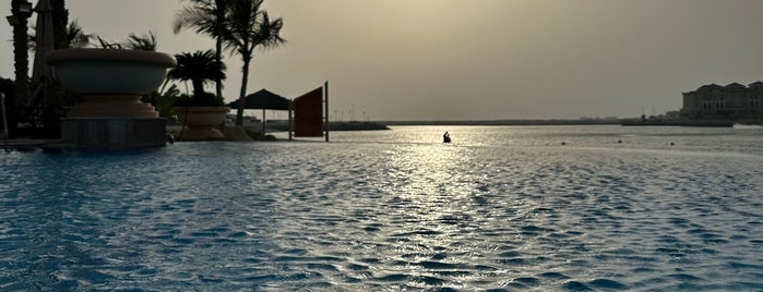 Al Raha Beach Hotel - Swimming pool is one of สถานที่ที่ Hessa Al Khalifa ถูกใจ.