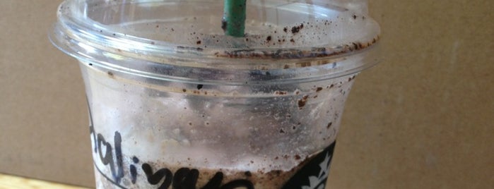 Starbucks is one of Locais curtidos por Helen.