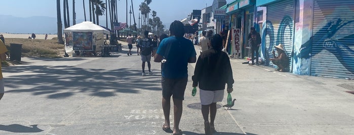 Venice Beach Boardwalk is one of Tempat yang Disimpan Linda.