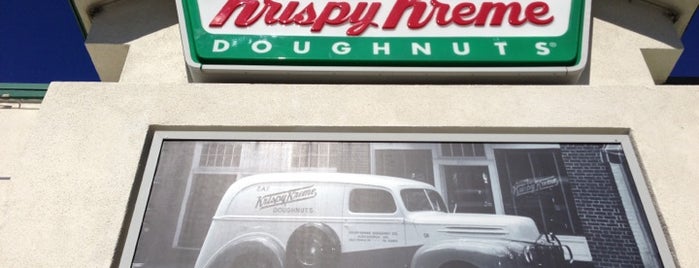 Krispy Kreme Doughnuts is one of Tempat yang Disukai Monique.