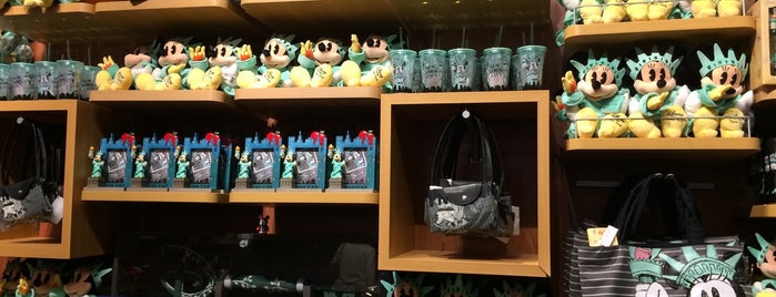Disney Store is one of สถานที่ที่ Tatiana Pimenta ถูกใจ.