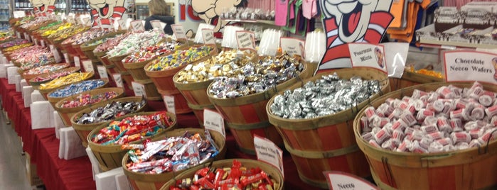 Redmon's Candy Factory is one of Tempat yang Disukai Ashley.
