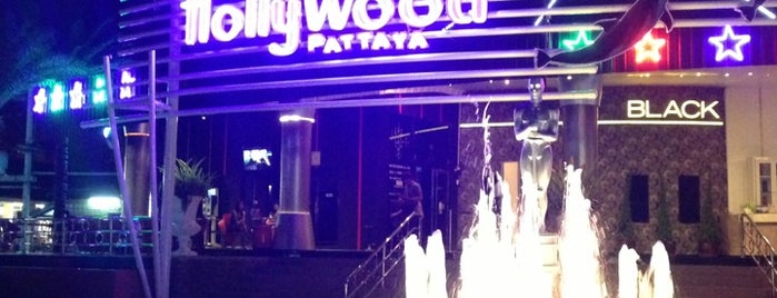 Hollywood Pattaya is one of Locais curtidos por Gökhan.