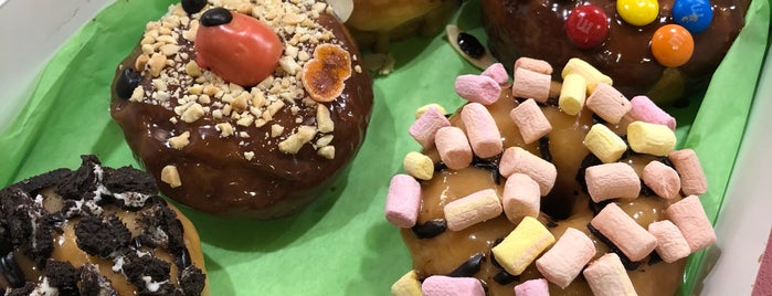 BumbleBee Donuts is one of Куда Сходить.
