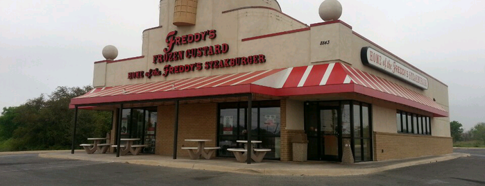 Freddy’s Frozen Custard & Steakburgers is one of สถานที่ที่ Belinda ถูกใจ.