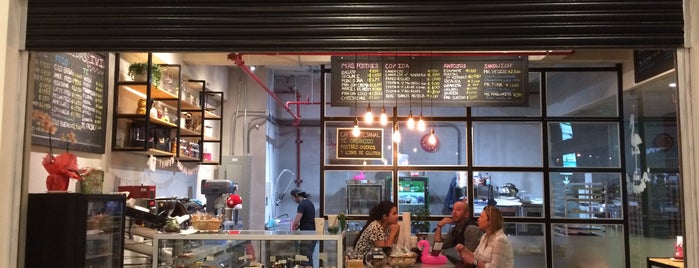 Cafe Flamingo is one of Lugares favoritos de Fernando.
