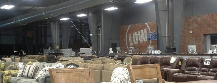 Lexington Overstock Warehouse Furniture & Mattress is one of สถานที่ที่ Chad ถูกใจ.
