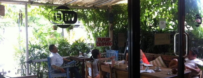 Bumbak Cafe is one of Locais salvos de Alethia.