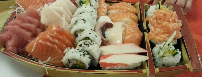 Nakirimoto Sushi Bar is one of Os melhores.