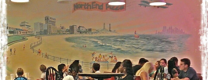 North End Pizza is one of สถานที่ที่ Mike ถูกใจ.